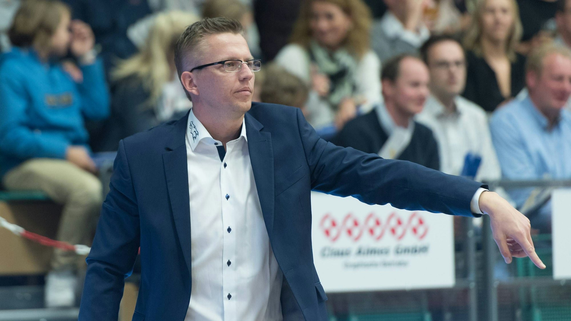 GER, Beko BBL ProA, RASTA Vechta vs Dragons Rhoendorf 02.10.2015, RASTA Dome 2.0, VECHTA, GER, Beko BBL ProA, RASTA Vechta vs Dragons Rhoendorf, im Bild Boris Kaminski (Dragons Headcoach) Einzelaktion, Halbkörper / Halbkoerper Gestik, Mimik, nphxKokenge
ger Beko BBL ProA Rasta Vechta vs Dragons Rhoendorf 02 10 2015 Rasta Dome 2 0 Vechta ger Beko BBL ProA Rasta Vechta vs Dragons Rhoendorf in Picture Boris Kaminski Dragons Head Coach Individual action Half body Halbkoerper Gesture Facial expressions nphxKokenge