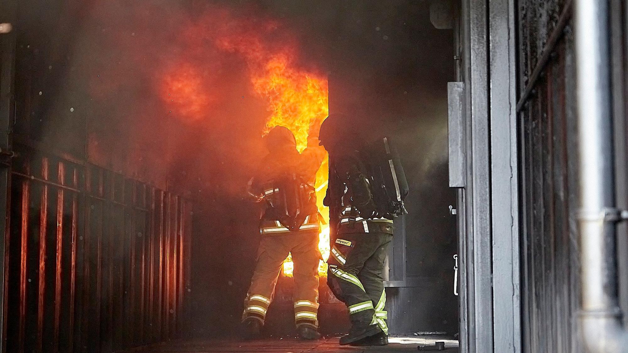 Acht Tage lang erfahren Feuerwehrleute aus dem Kreis in Schleiden eine Realbrandausbildung. Mit Paletten wird das Feuer angestocht.