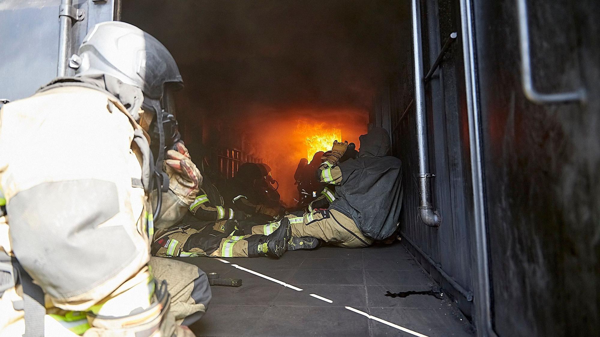 Nicht nur Hitze, sondern auch Rauch erleben die Feuerwehrleute am eigenen Leib.