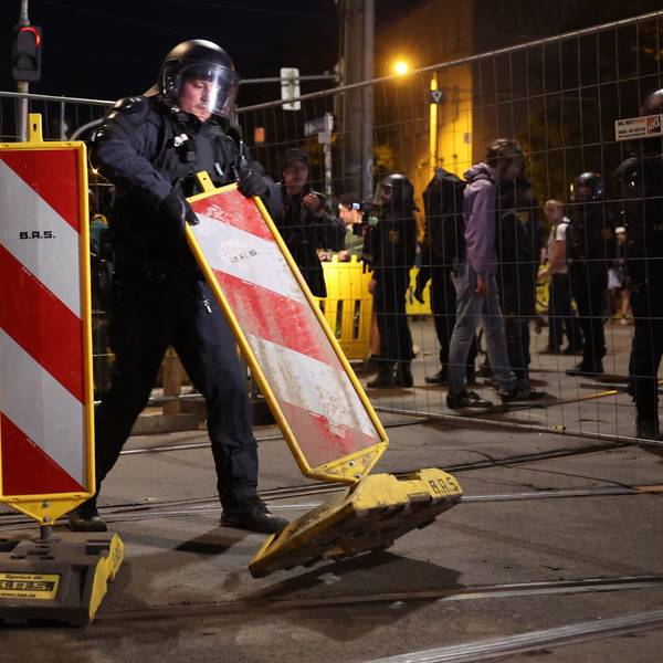 Proteste in Leipzig: Ein Polizist steht an Absperrungen. Bei der Demo am Samstagabend hat ein Pizza-Lieferant offenbar Barrikaden geräumt. (Symbolbild)
