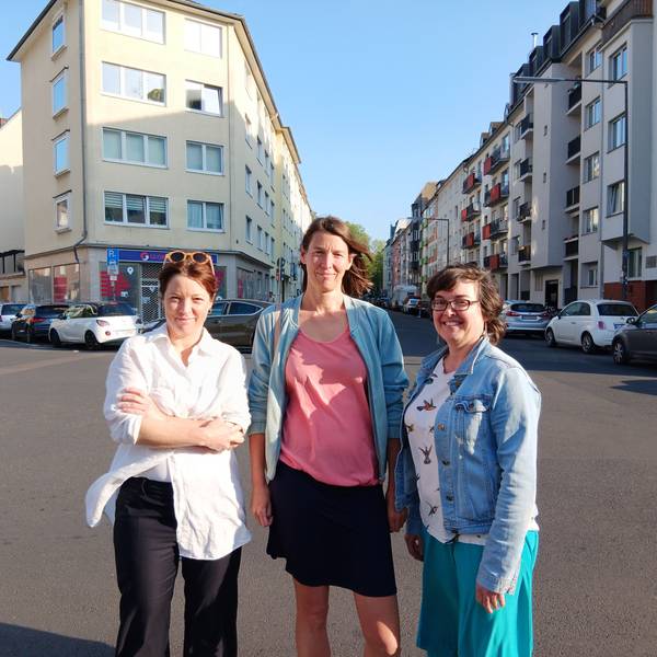 Dr. Sybille Fraquelli, Clara Walther und Vera Witteck (v.l.) stehen auf der Kreuzung Pfälzer Straße/Trierer Straße.