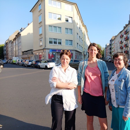 Dr. Sybille Fraquelli, Clara Walther und Vera Witteck (v.l.) stehen auf der Kreuzung Pfälzer Straße/Trierer Straße.
