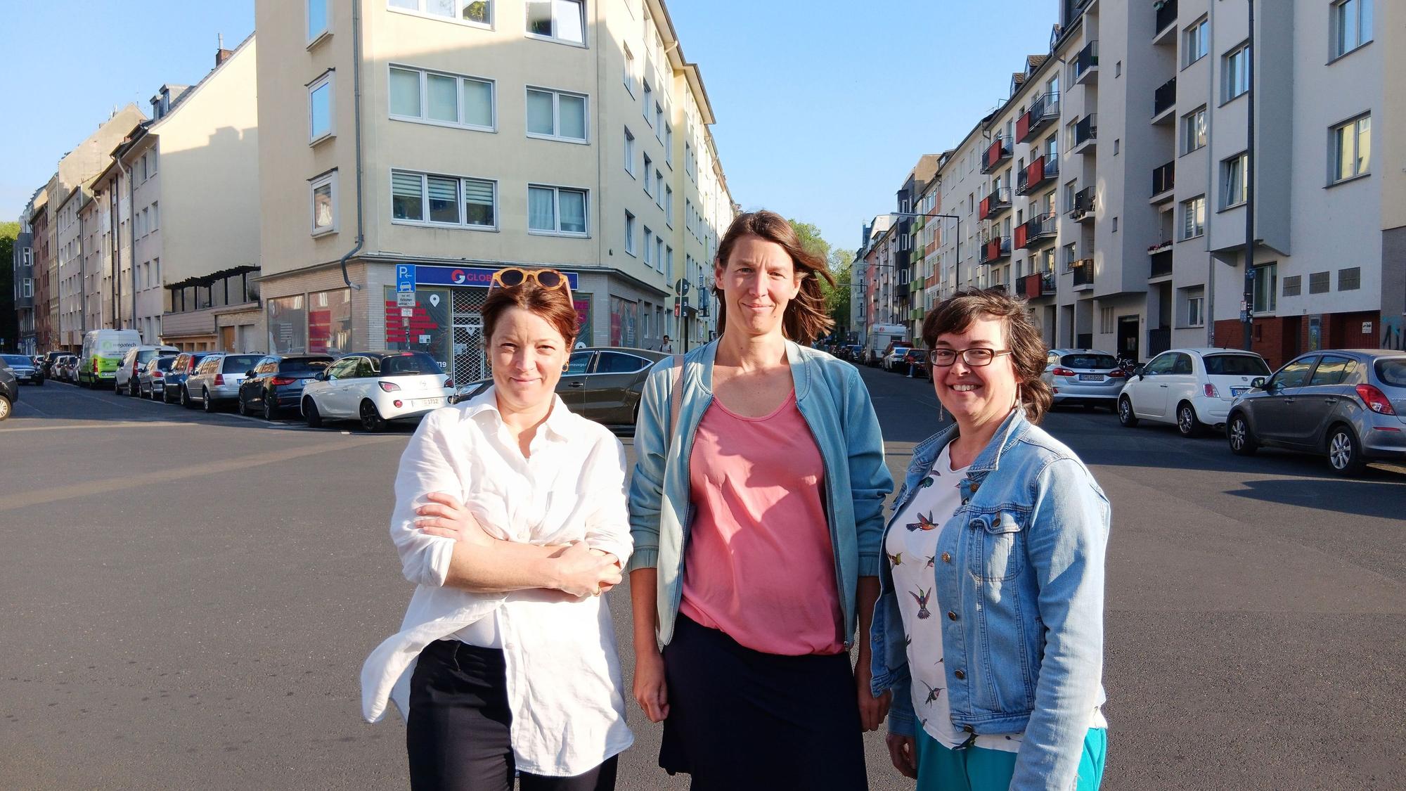 Dr. Sybille Fraquelli, Clara Walther und Vera Witteck (v.l.) stehen auf der Kreuzung Pfälzer Straße/Trierer Straße.