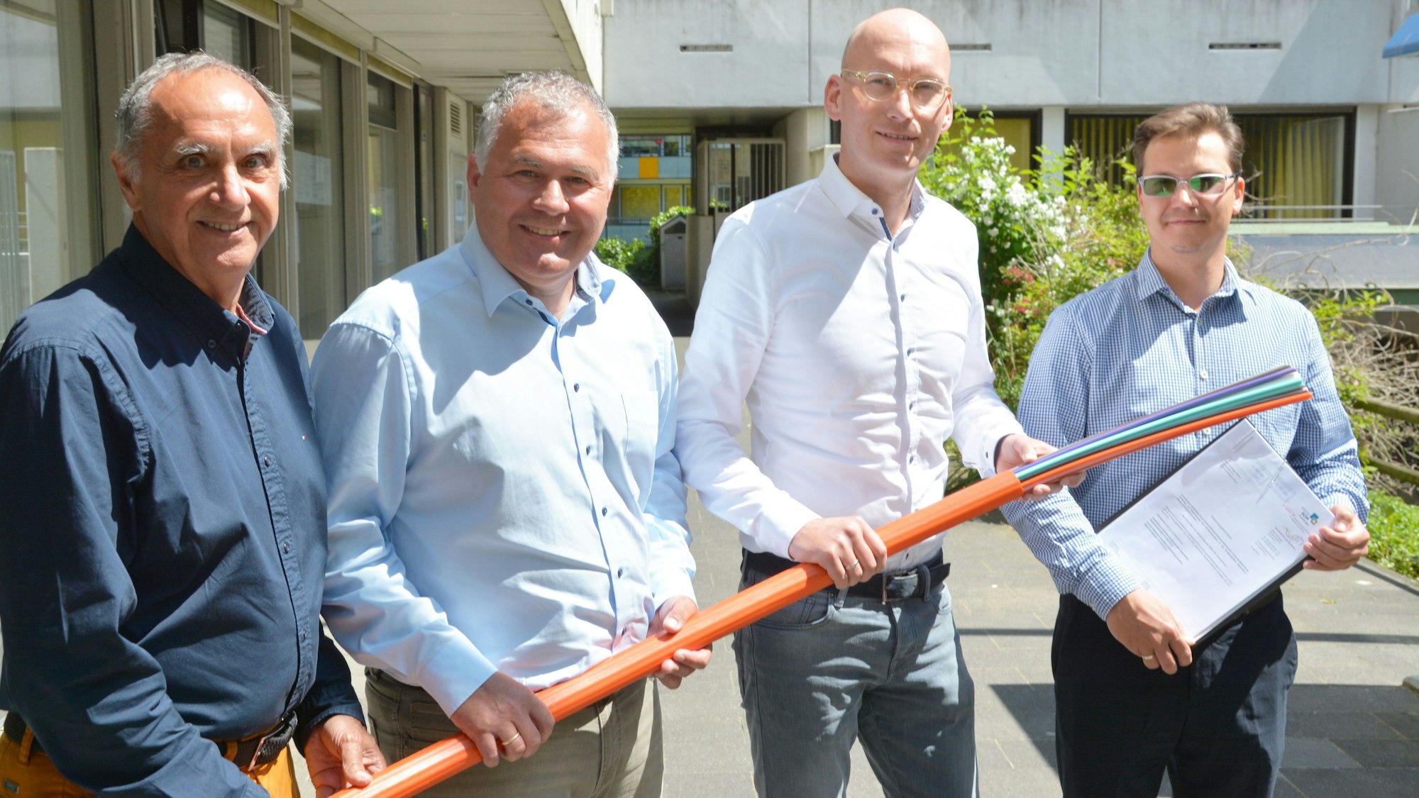 Reiner Pliefke, Breitbandbeauftragter der Stadt Leichlingen; Bürgermeister Frank Steffes; Patrick Nettels, MUENET GmbH, Sebastian Scholze, Fördermanager Stadt Leichlingen