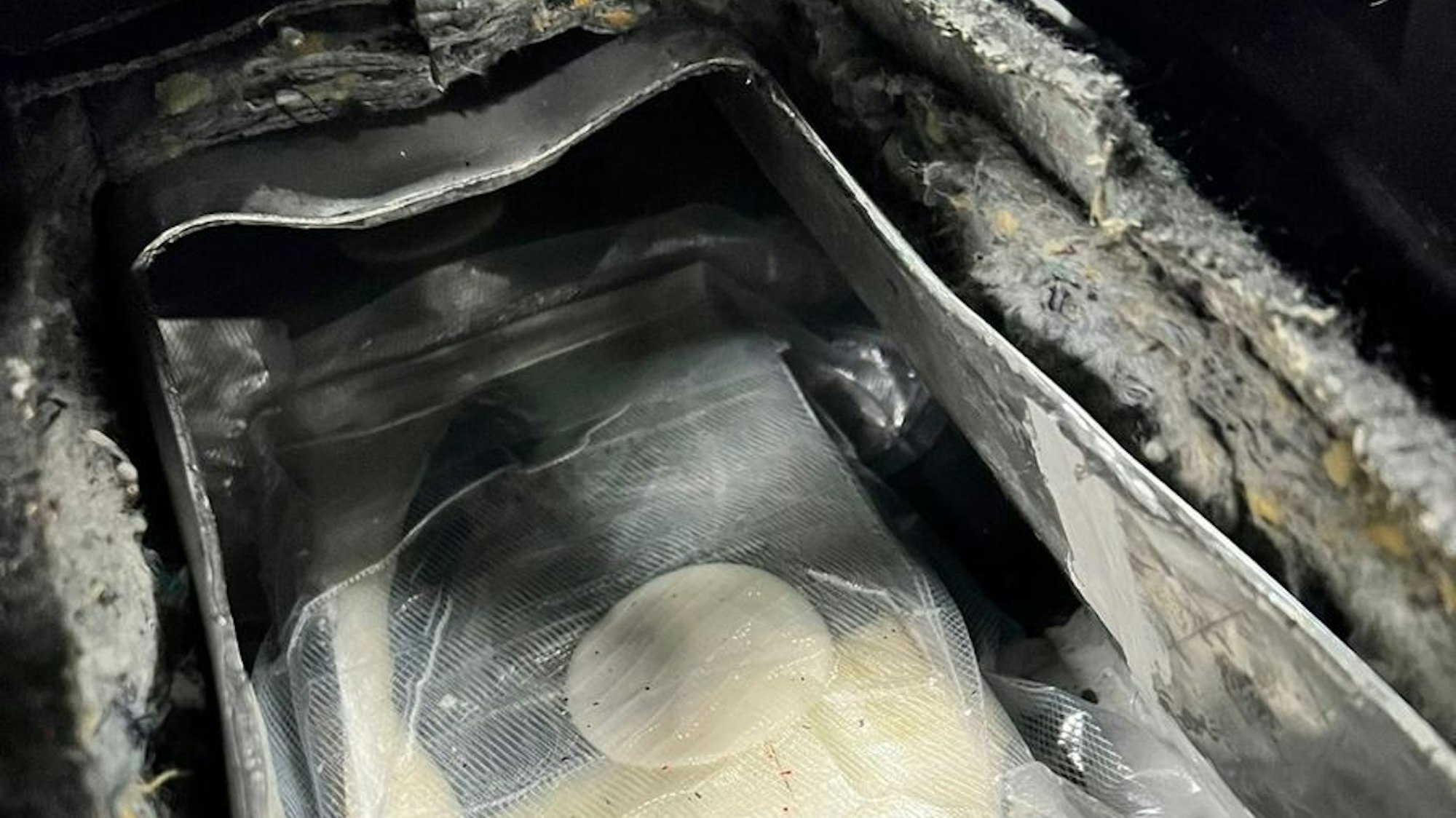 Kokain liegt in einem Auto.