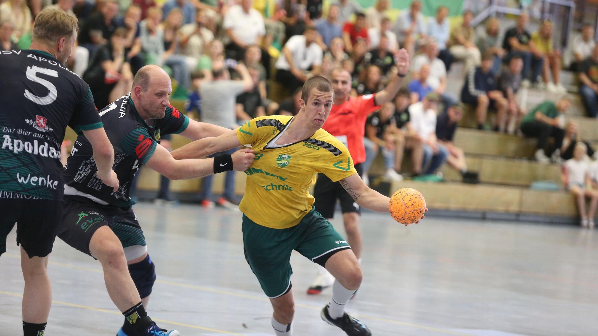 Eine Spielsituation auf dem Handballfeld.