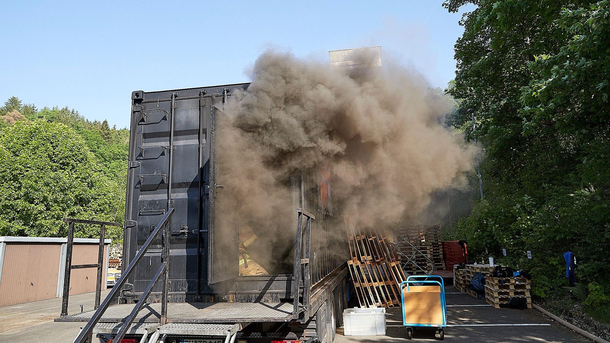 Acht Tage lang erfahren Feuerwehrleute aus dem Kreis in Schleiden eine Realbrandausbildung.