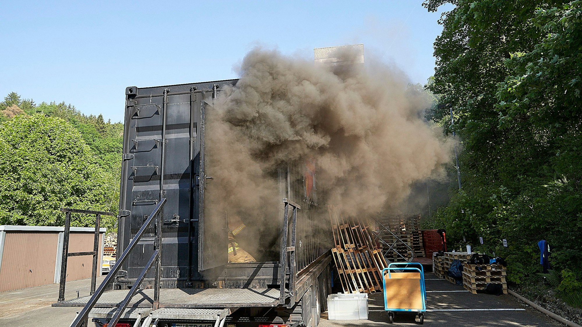 Acht Tage lang erfahren Feuerwehrleute aus dem Kreis in Schleiden eine Realbrandausbildung.