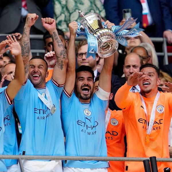 Ilkay Gundogan präsentiert die FA-Cup-Trophäe.