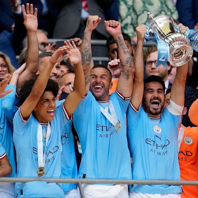 Ilkay Gundogan präsentiert die FA-Cup-Trophäe.