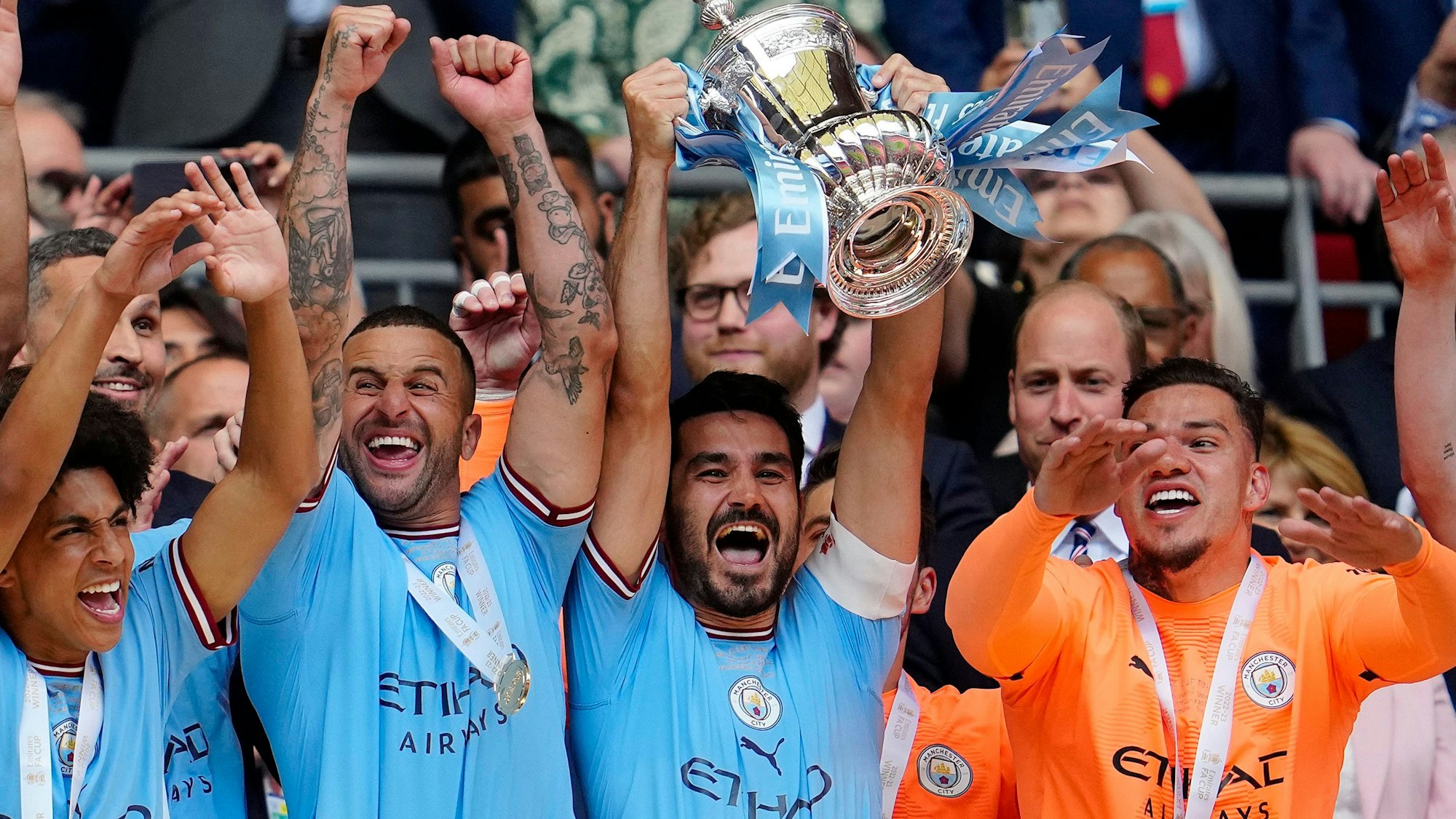 Ilkay Gundogan präsentiert die FA-Cup-Trophäe.