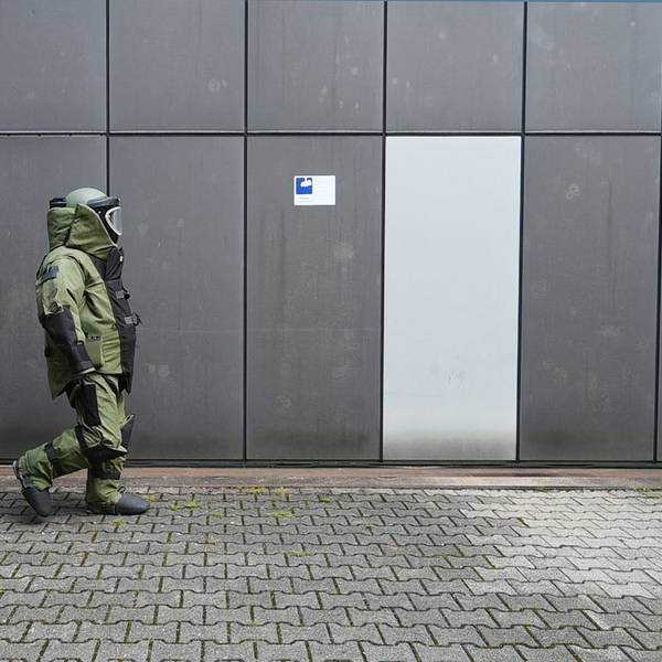 Ein Entschärfer im Bombenschutzanzug geht während einer Demonstration einer Übung des Landeskriminalamts Baden-Württemberg Wand entlang.