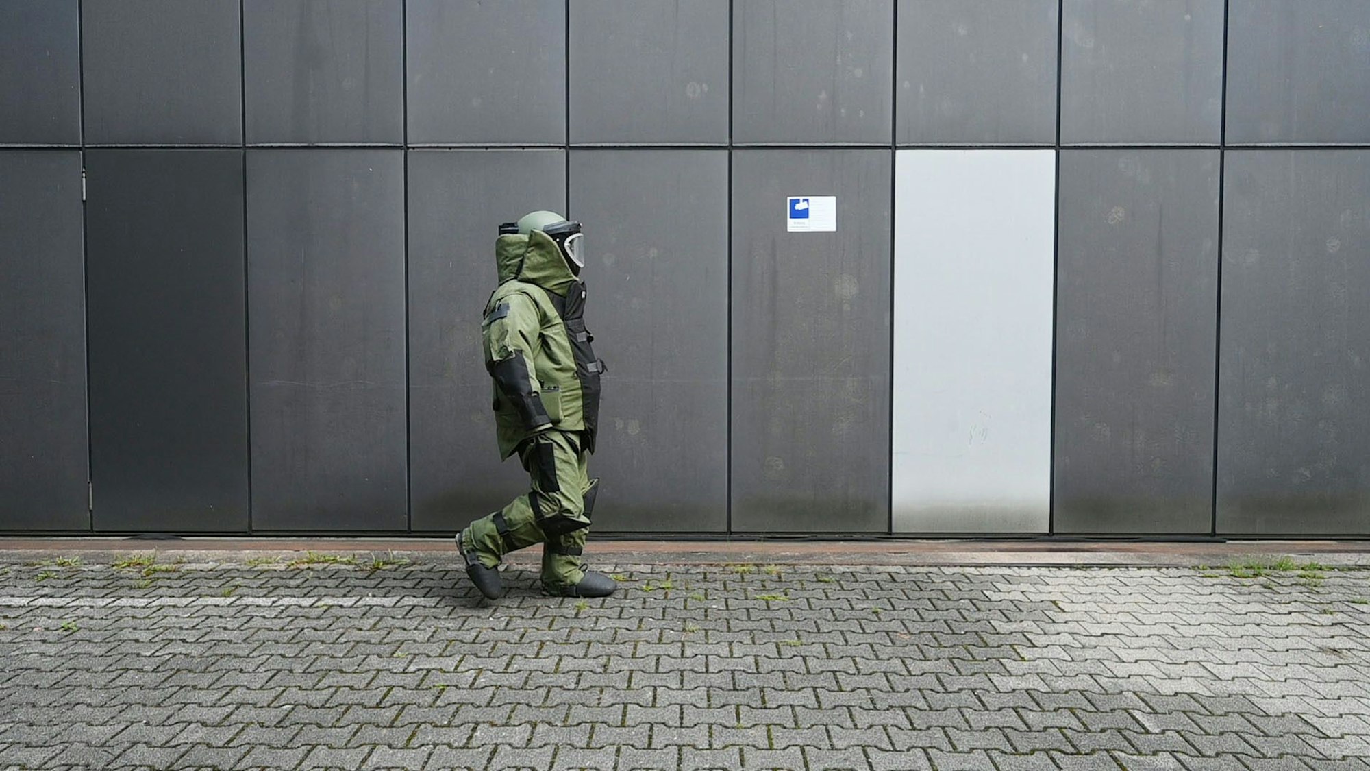 Ein Entschärfer im Bombenschutzanzug geht während einer Demonstration einer Übung des Landeskriminalamts Baden-Württemberg Wand entlang.