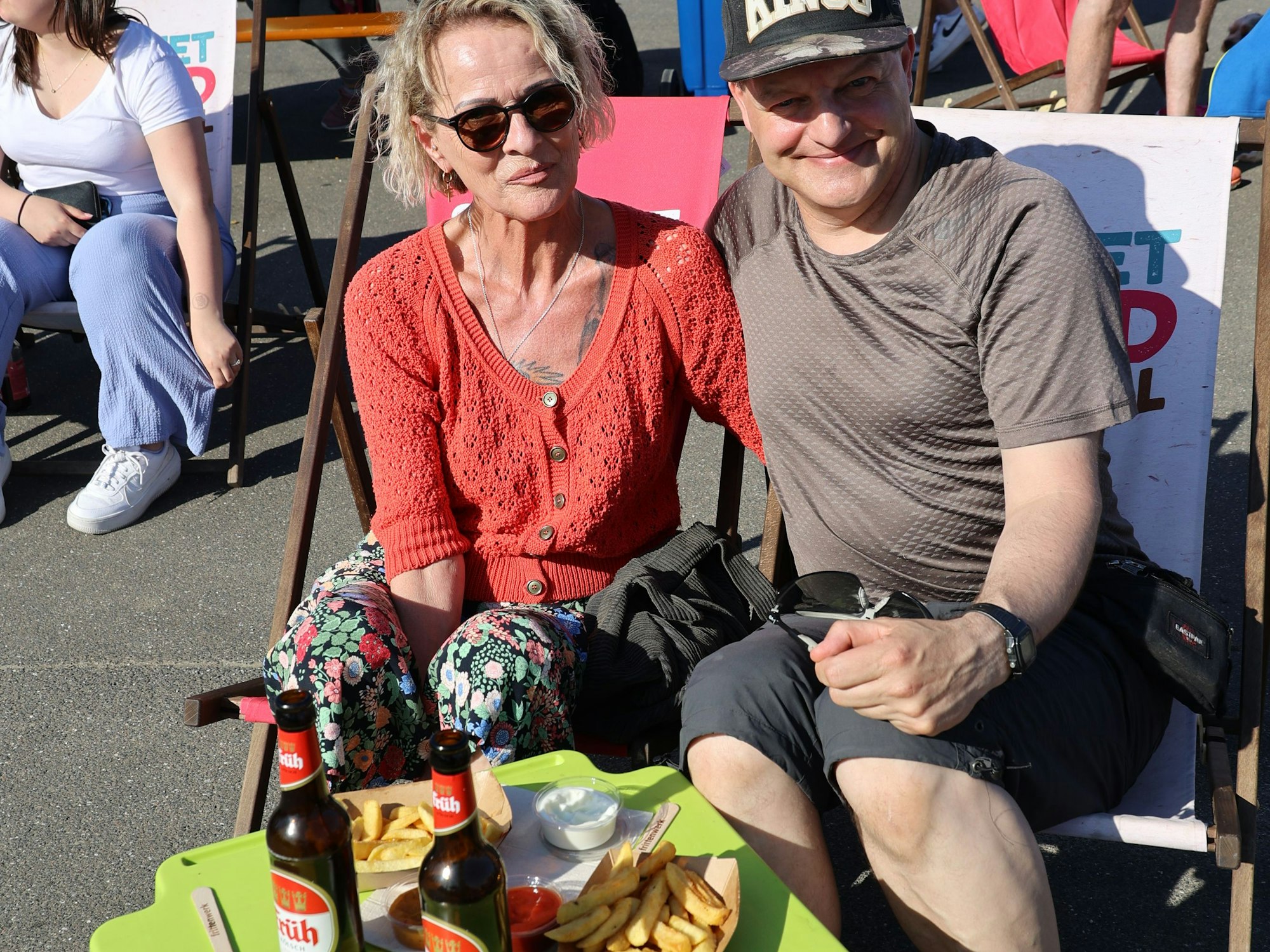 Marieanne Fischer und Arno Vetterle genießen Essen, Bier und Musik.