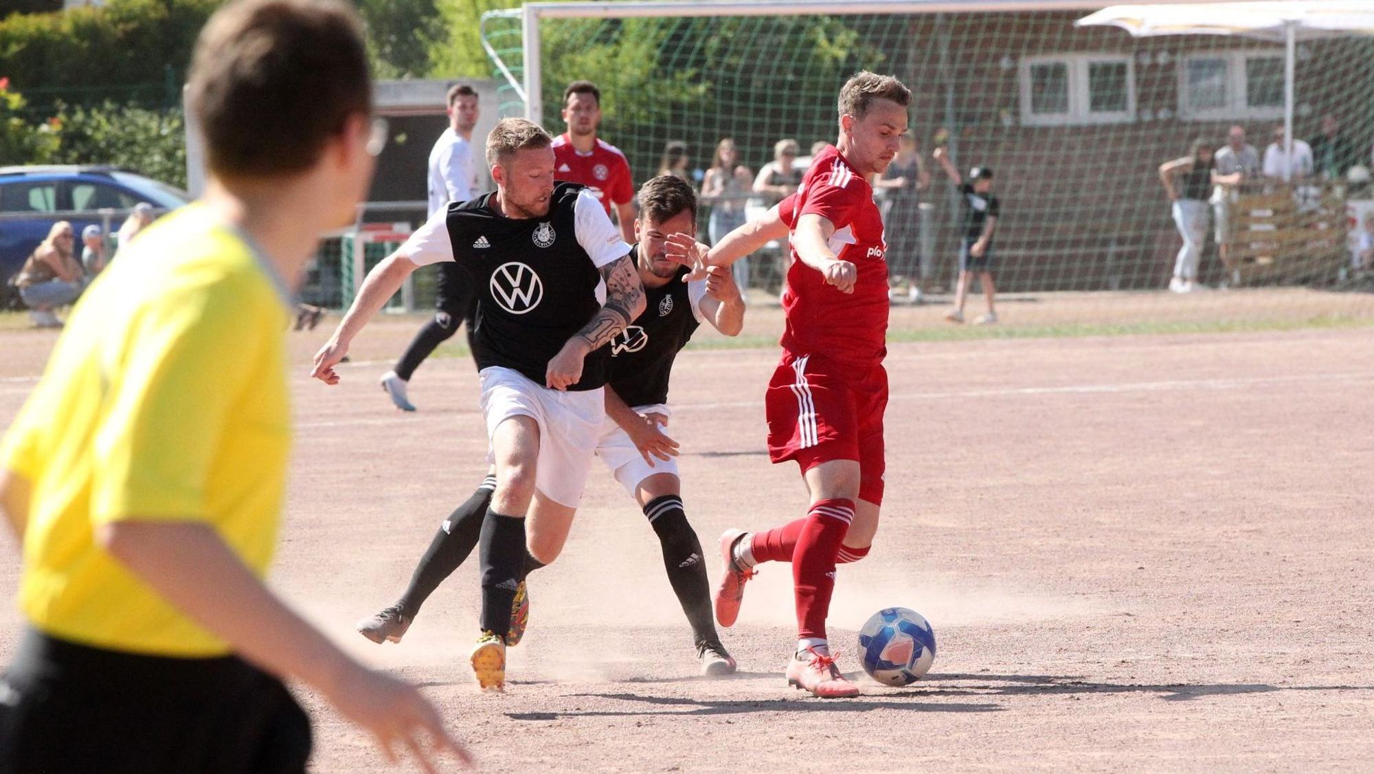 Ein Zülpicher Spieler kontrolliert den Ball und wird von zwei Mechernichern attackiert.