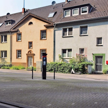 22.05.2023, Köln-Zollstock, Im Mai wurde eine neue Parkuhr an der Kendenicher Straße am Südfriedhof aufgestellt.