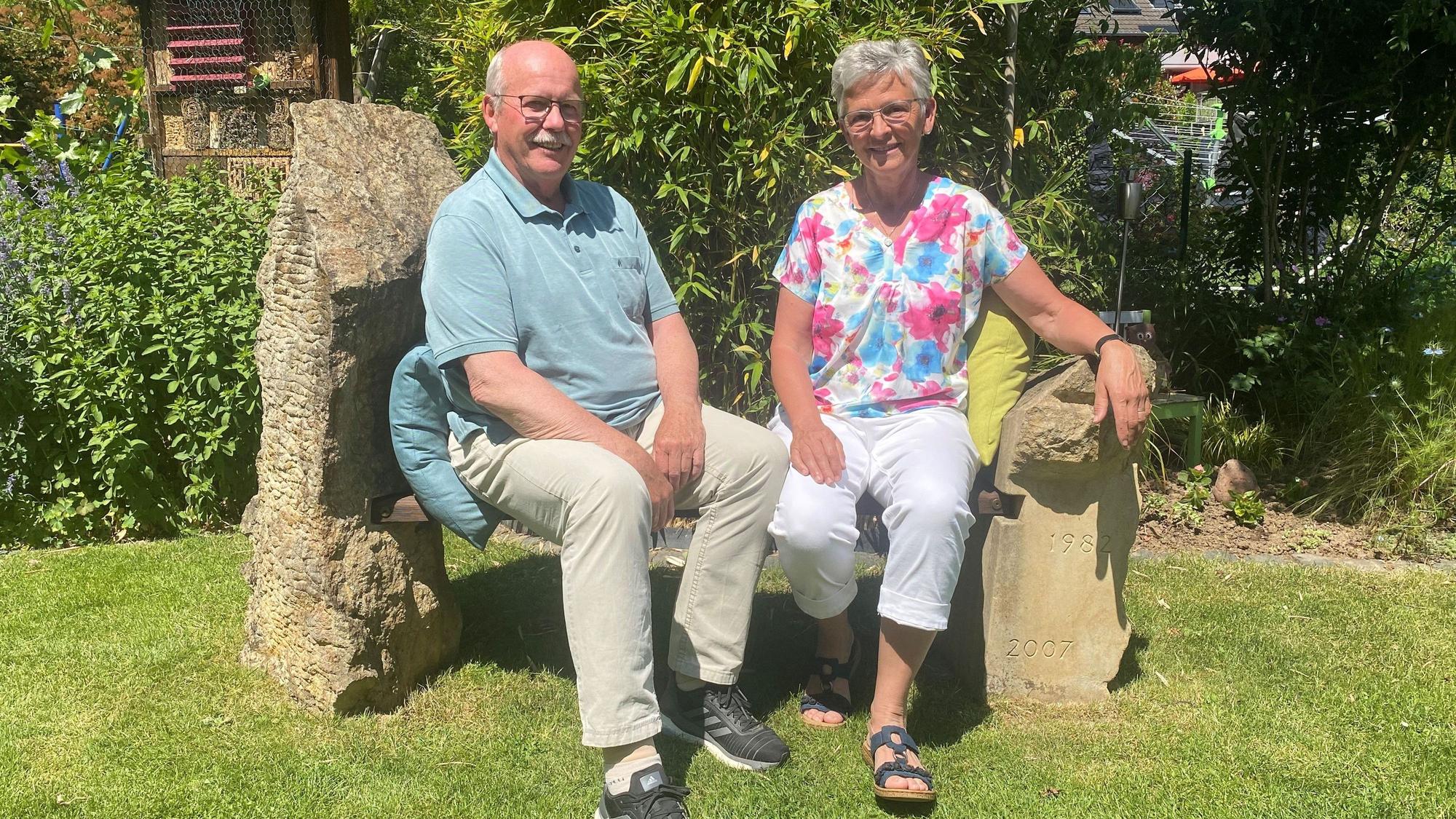 Angelika und Wilhelm Heuken in ihrem Garten