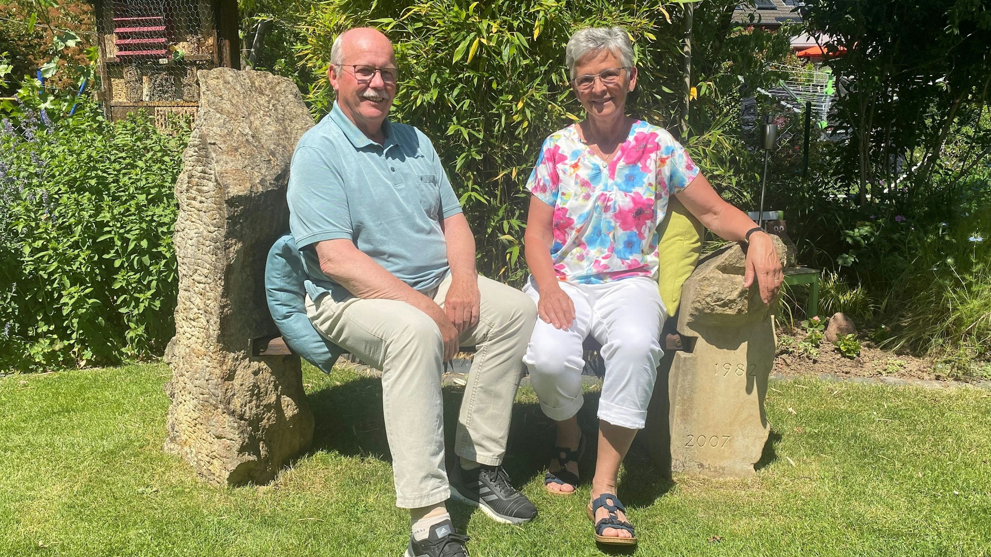 Angelika und Wilhelm Heuken in ihrem Garten