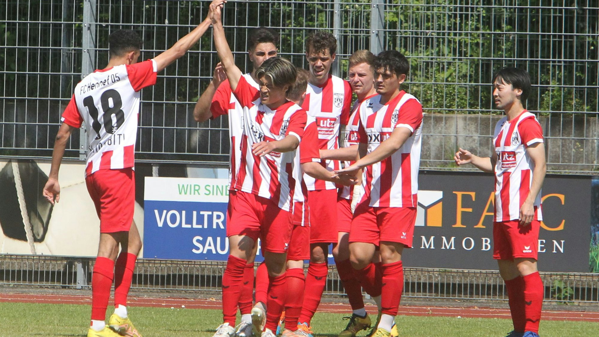 Drei Tore in einer Halbzeit: Masahiro Fujiwara (Zweiter von links) vom FC Hennef.
