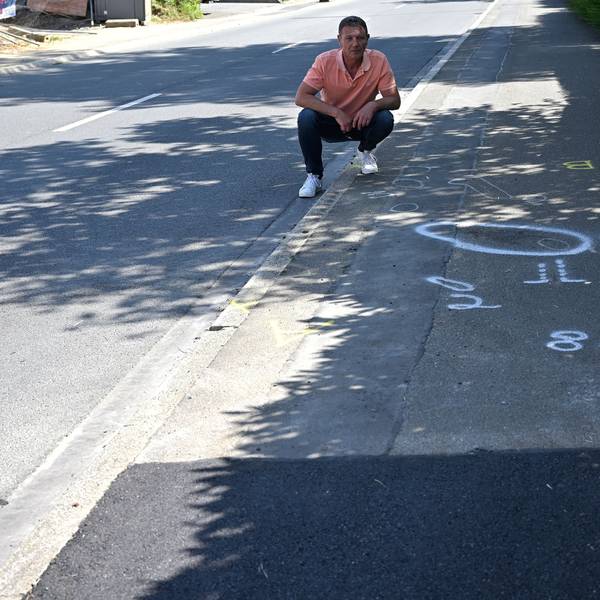 Die Unfallstelle an der Bergstraße in Odenthal-Glöbusch, zum Zeitpunkt der Aufnahme bereits wieder mit Teer aufgefüllt.