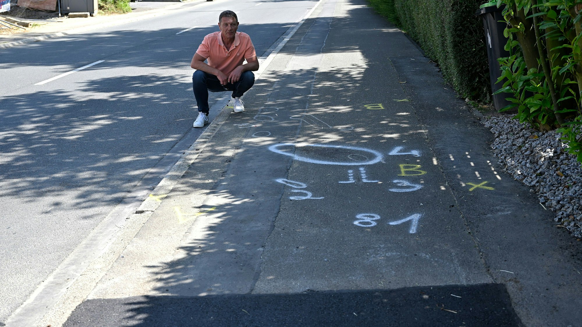 Rolf Müller zeigt die Unfallstelle, an der seine Lebensgefährtin stürzte