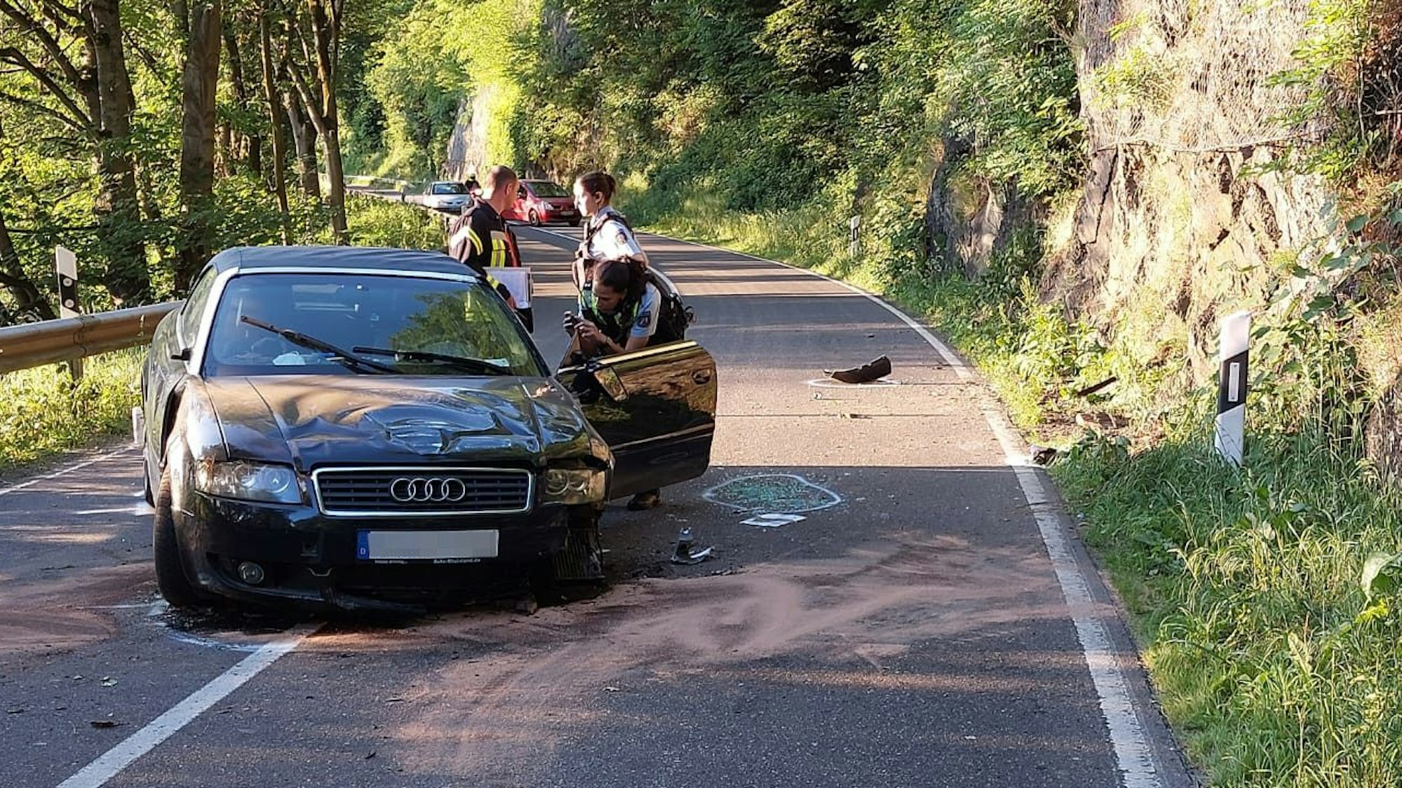 Ein Unfallwagen steht auf der Straße.