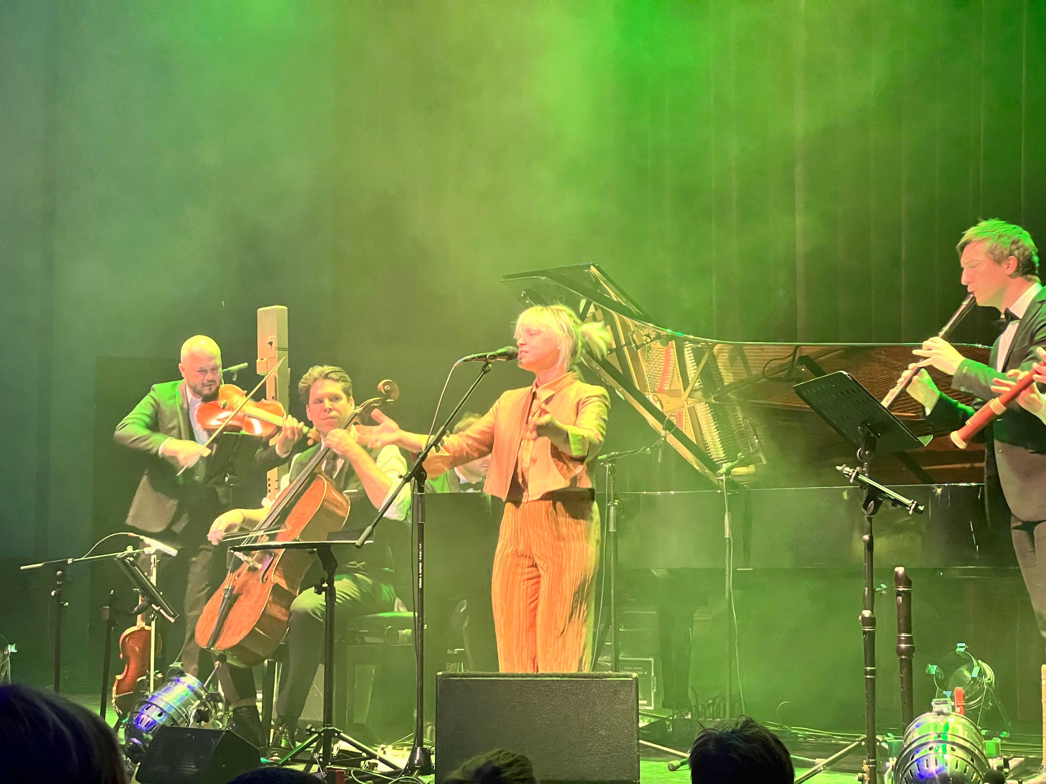 Wallis Bird mit dem Ensemble Spark beim Finale des Start-Festivals im Erholungshaus