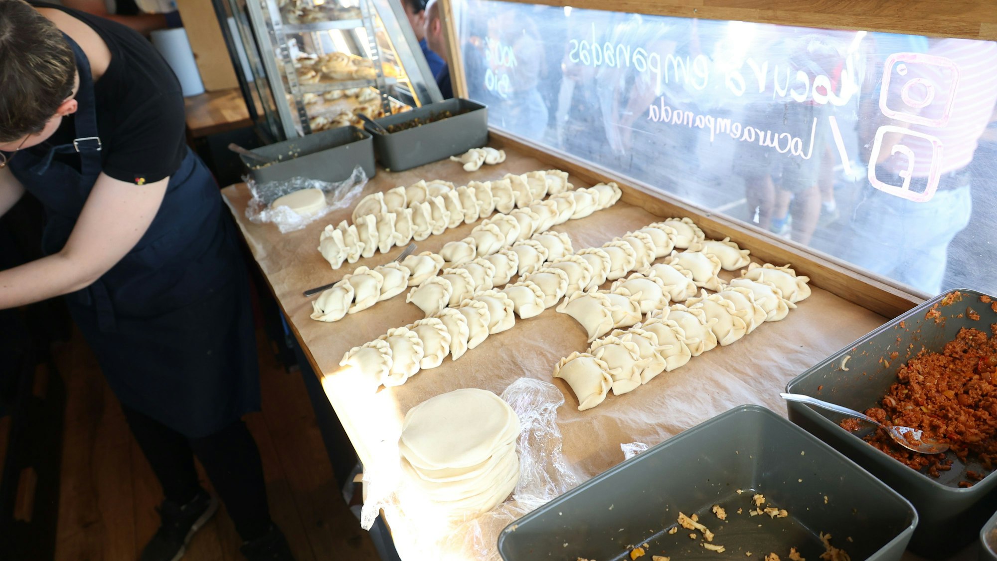 Argentinische Empanadas werden frisch hergestellt