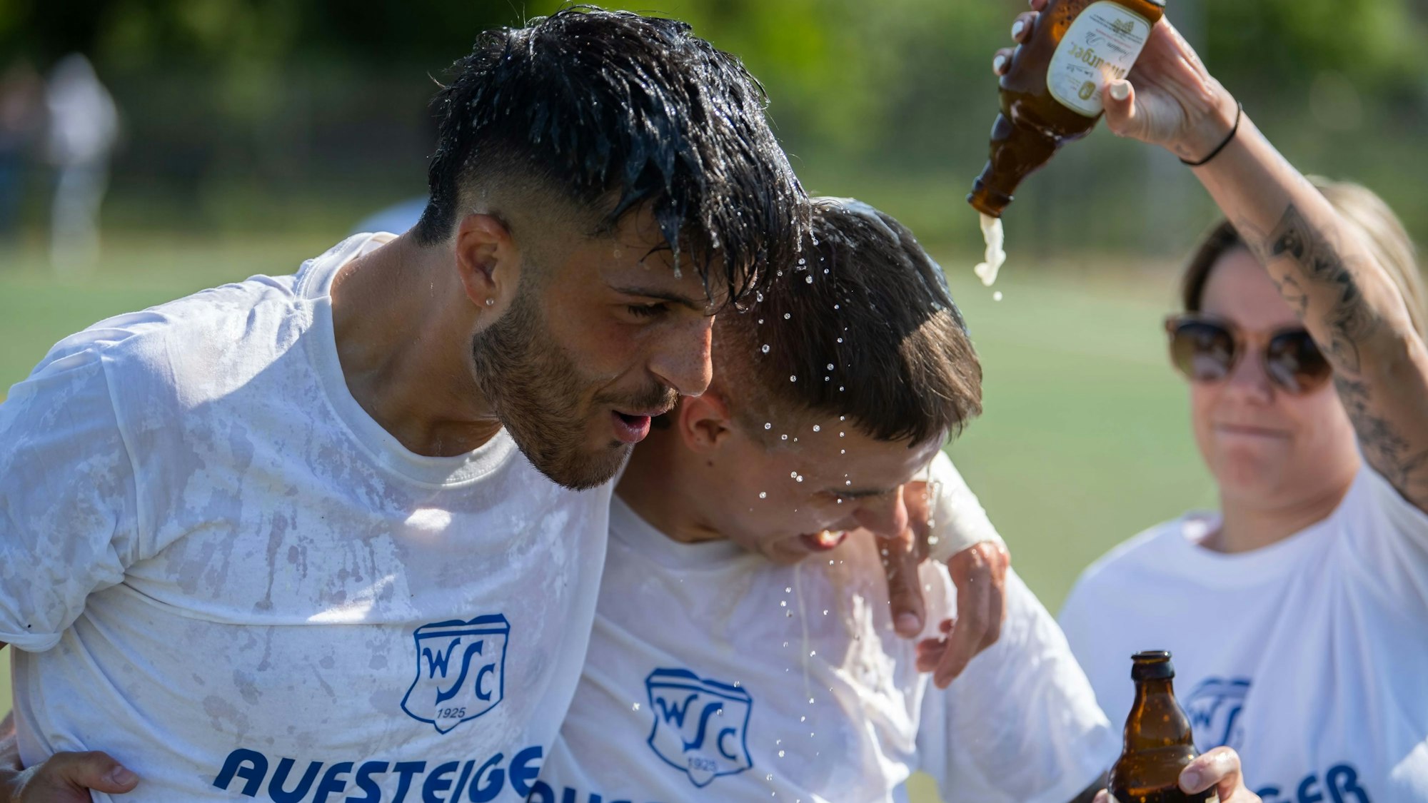 Doppeltorschütze Timo Quast (M.) bekommt eine Bierdusche.