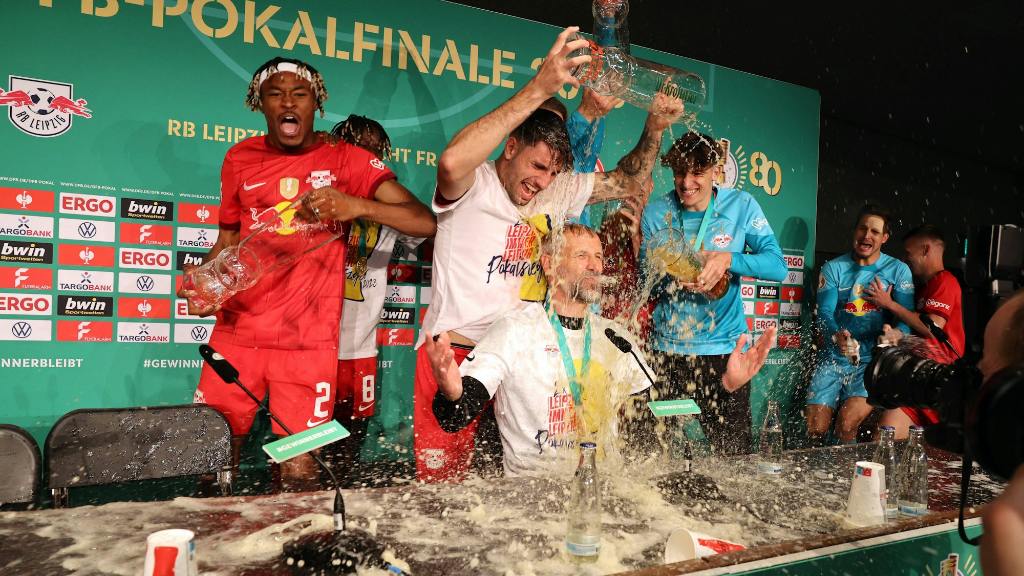 Pressekonferenz um RB Leipzigs Marco Rose, die Spieler lösten mit der Bierdusche einen Stromausfall aus.