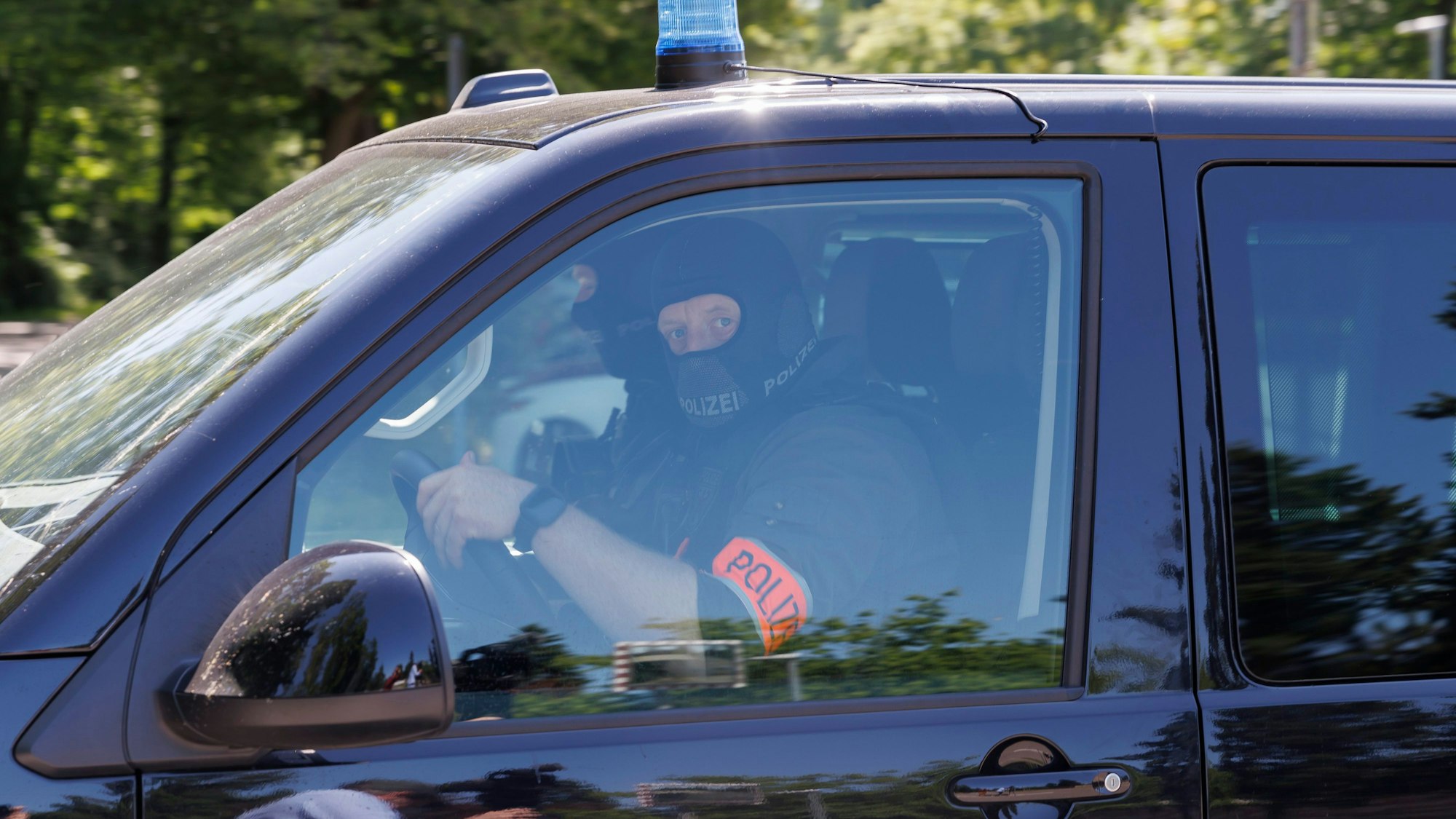 Bundesweite Durchsuchungen am 31. März: Maskierte Polizisten bei der Razzia gegen mutmaßliche Unterstützerinnen und Unterstützer der Terrormiliz „Islamischer Staat“ (IS). Im Fokus der Ermittlungen steht auch ein Ehepaar aus Overath.