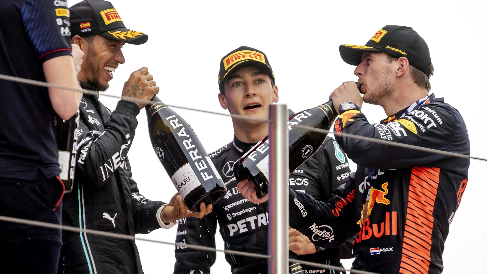 Max Verstappen (r.) auf dem Podium mit Lewis Hamilton und George Russell.