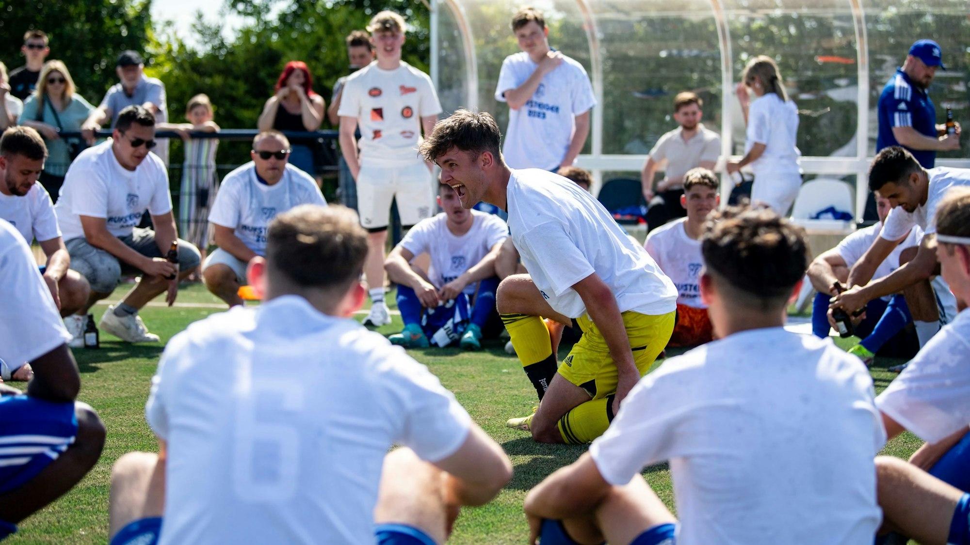 Torwart Jan Beyers machte nach dem Schlusspfiff den Vorsänger für die Humba.