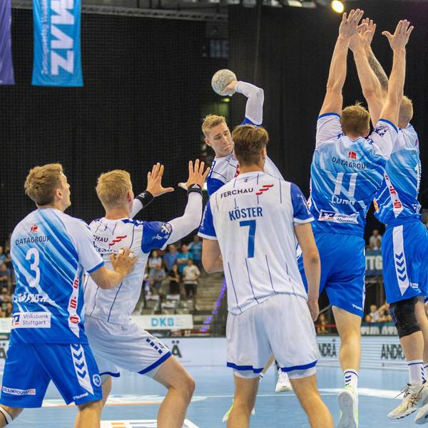 Eine Spielsituation auf einem Handballfeld.
