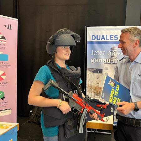 Mädchen in Polizeiausrüstung mit Berater