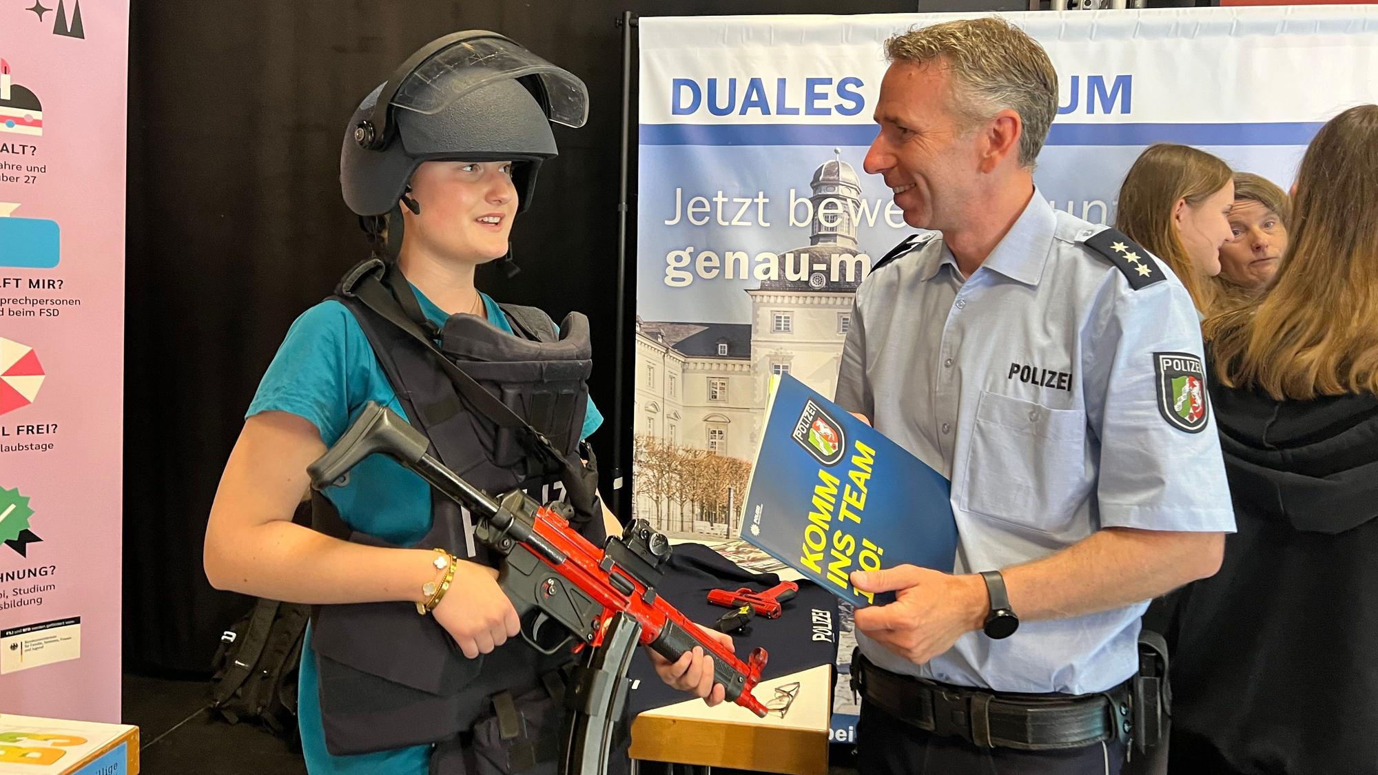 Mädchen in Polizeiausrüstung mit Berater