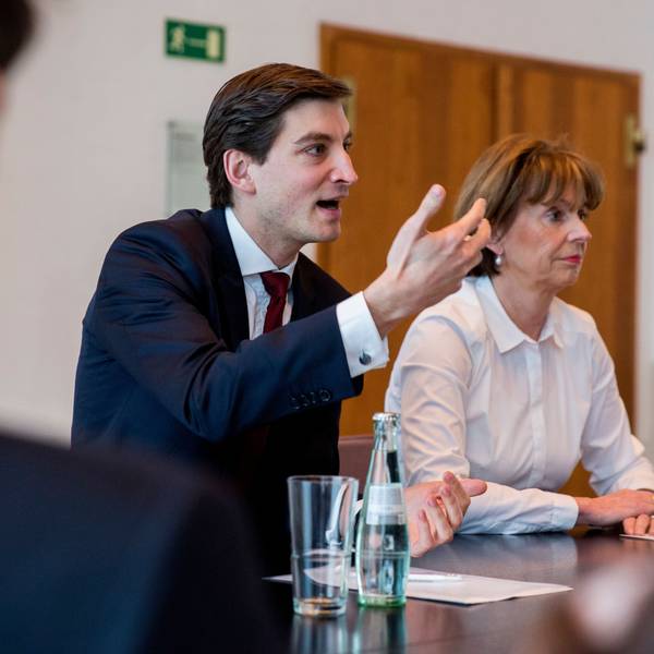 Alexander Vogel und Henriette Reker sitzen am Schreibtisch.