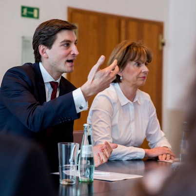 Alexander Vogel und Henriette Reker sitzen am Schreibtisch.