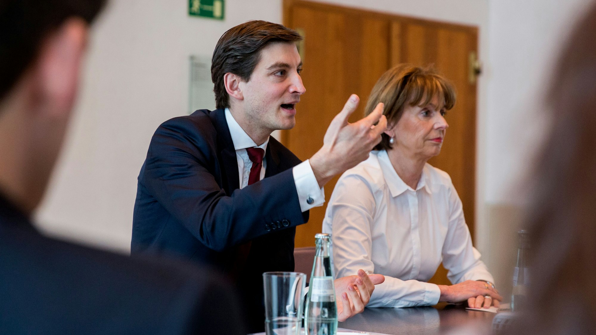 Alexander Vogel und Henriette Reker sitzen am Schreibtisch.