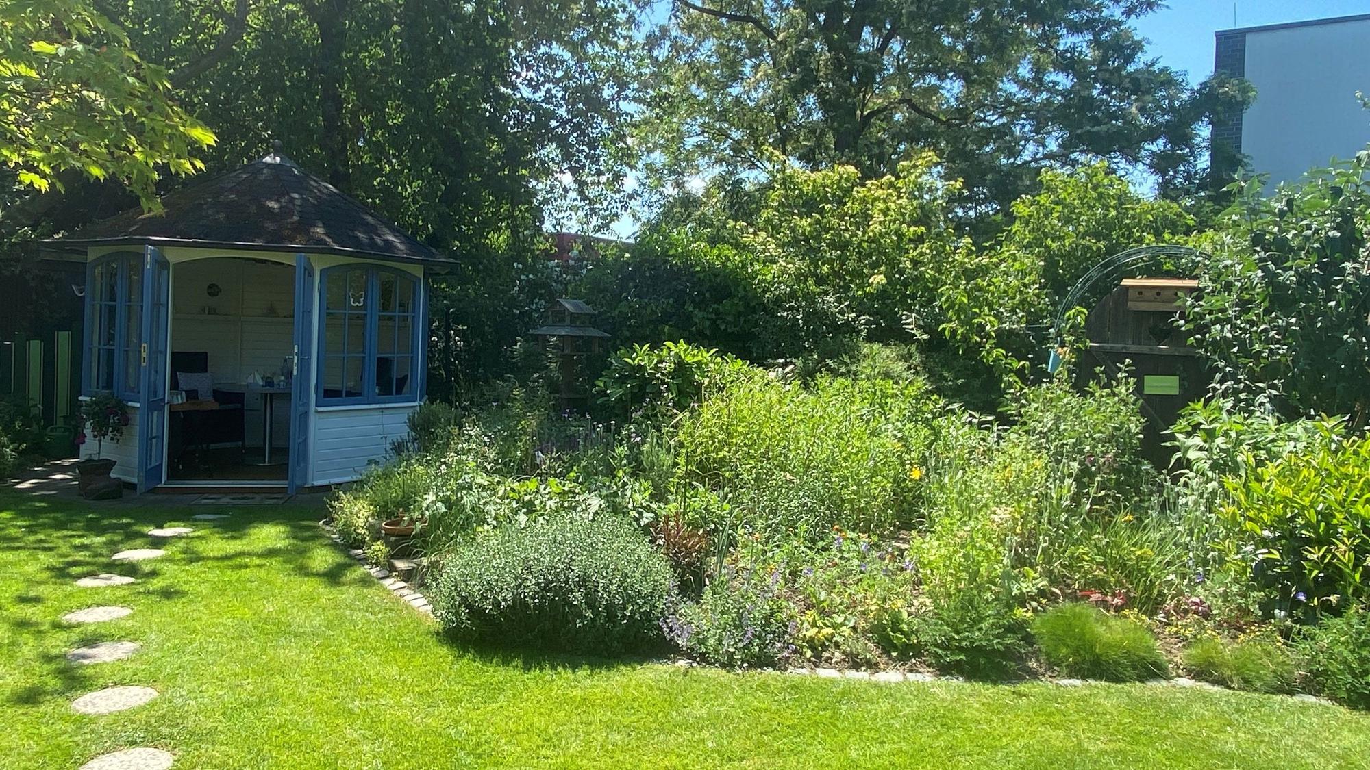 Ein Idyll mit Gartenhäuschen ist der Garten der Heukens in Wiesdorf.