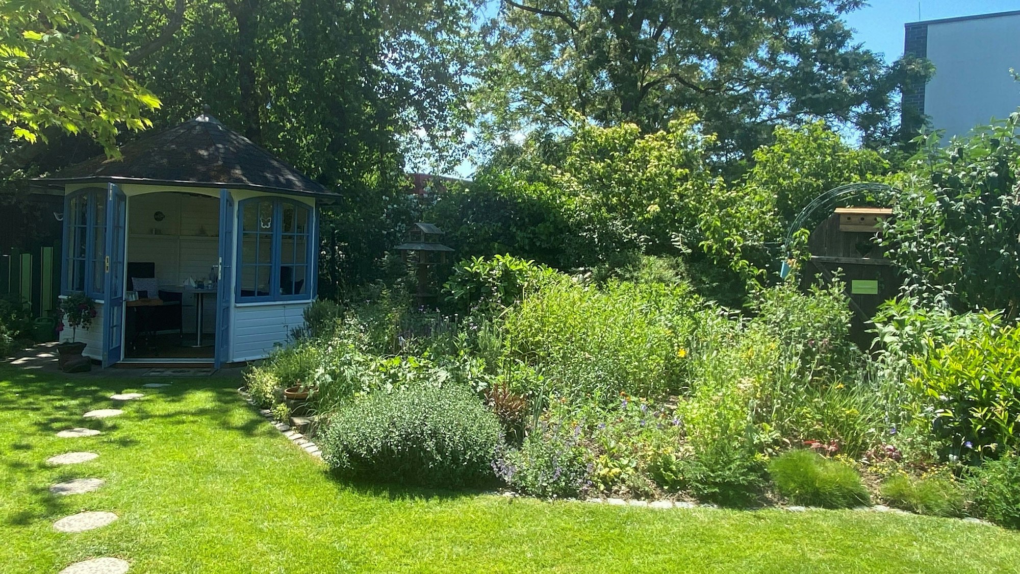 Ein Idyll mit Gartenhäuschen ist der Garten der Heukens in Wiesdorf.