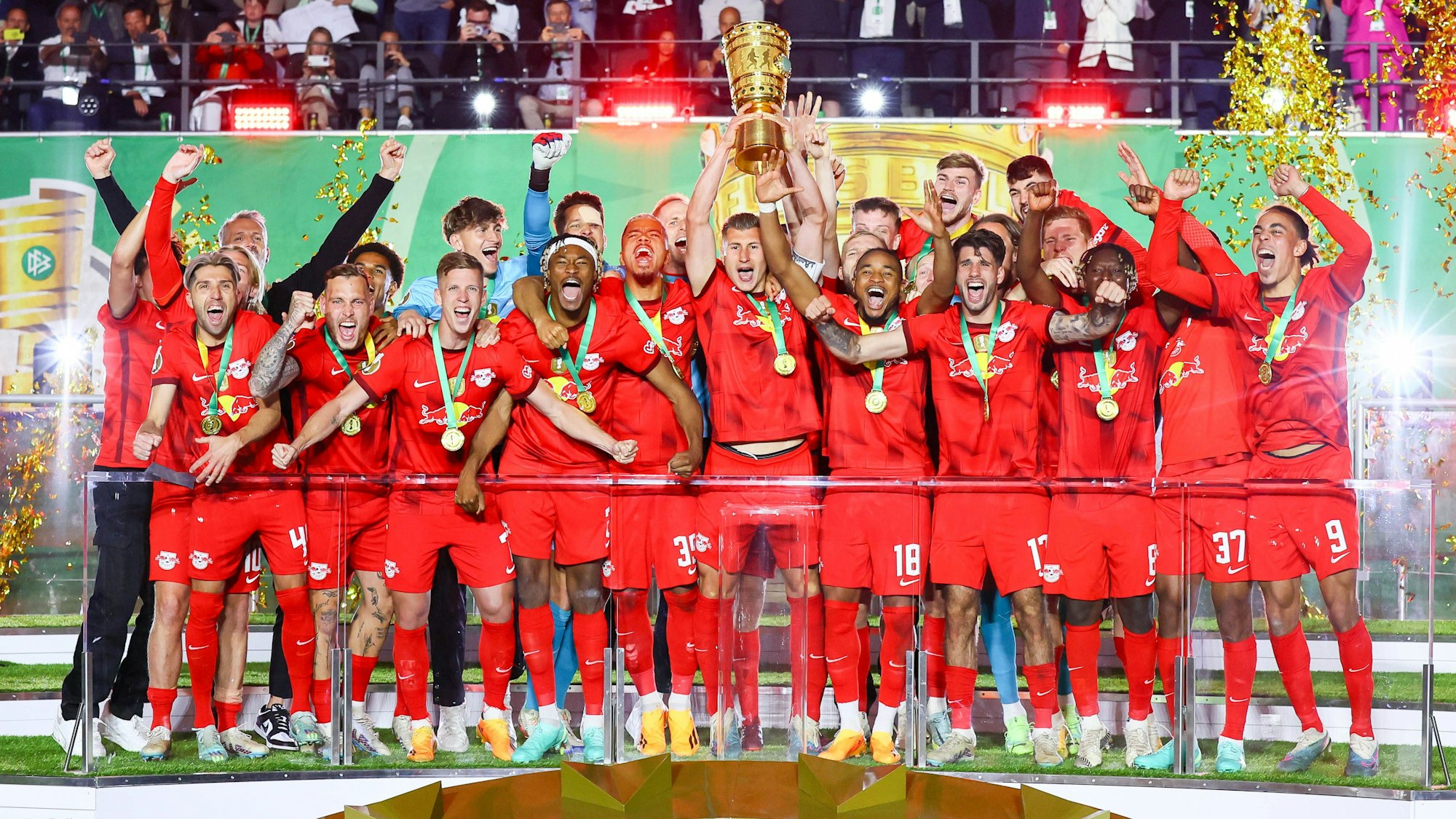 Jubel bei RB Lipzig nach dem Pokal-Erfolg gegen Eintracht Frankfurt.