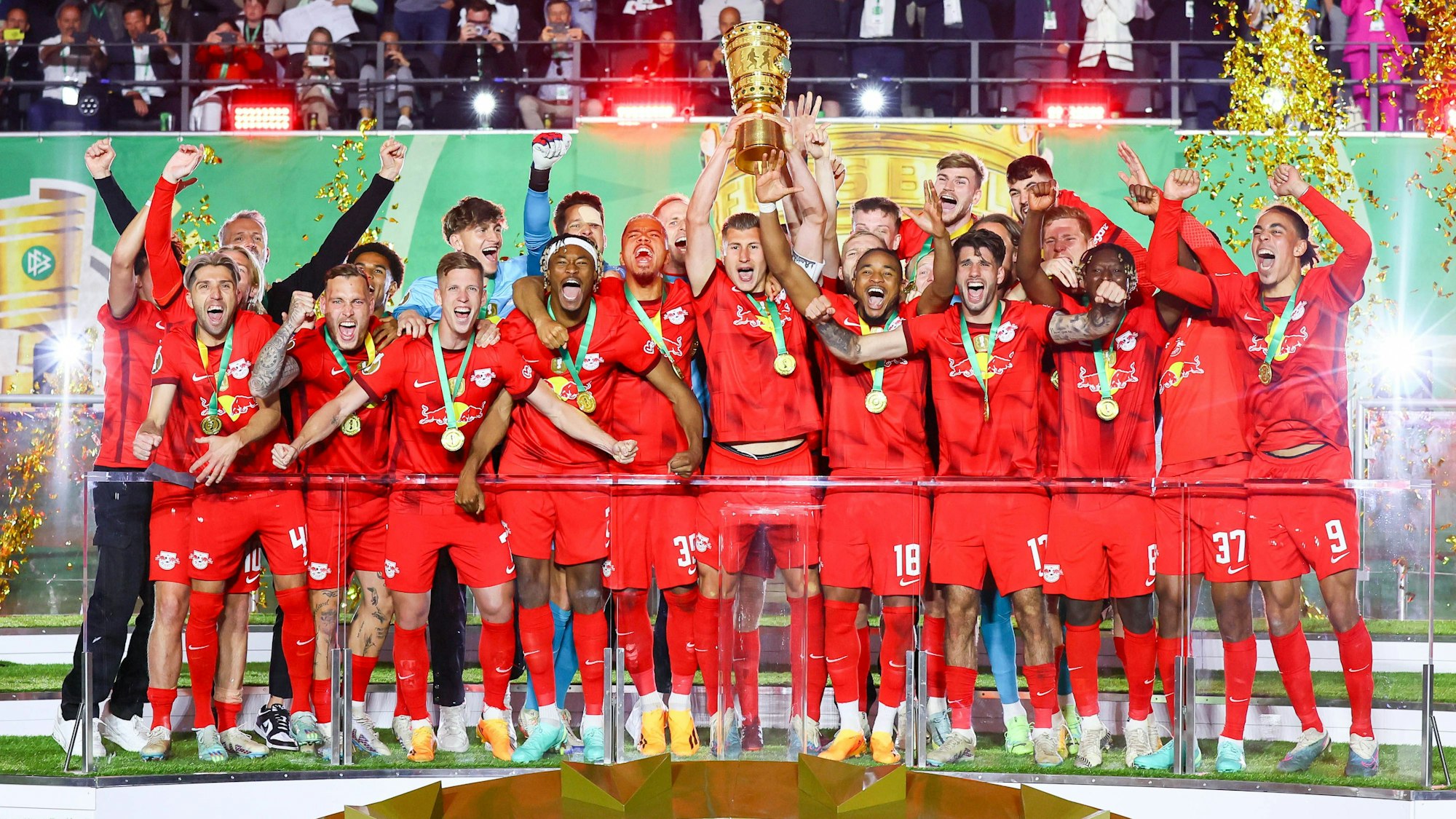 Jubel bei RB Lipzig nach dem Pokal-Erfolg gegen Eintracht Frankfurt.