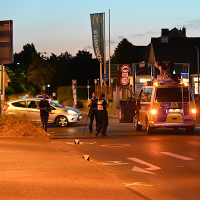 Nach dem schweren Unfall in Bergheim am Samstagabend untersuchen die Polizistinnen und Polizisten die Unfallstelle.