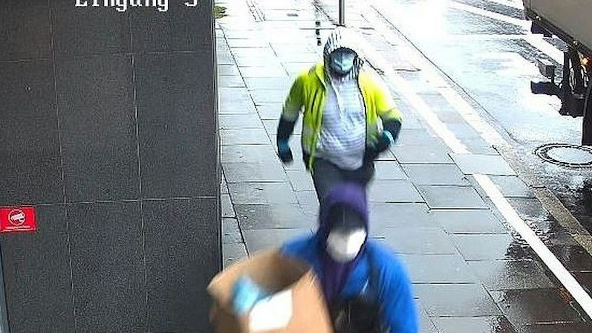Nach diesen beiden Männern sucht die Polizei nach einem Überfall in Bonn.