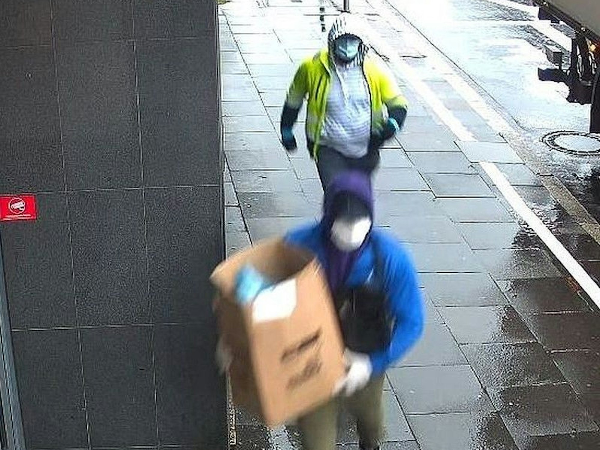 Wer erkennt die beiden Männer auf den Fotos aus einer Überwachungskamera?