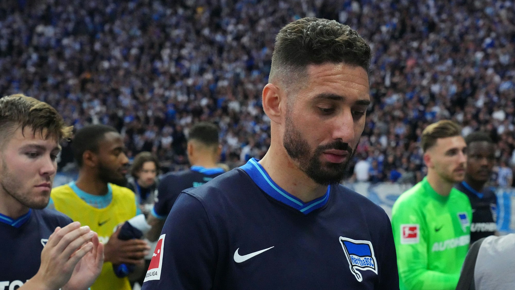 Herthas Ishak Belfodil geht nach dem Schlusspfiff mit seinen Mitspielern Richtung Kabine.