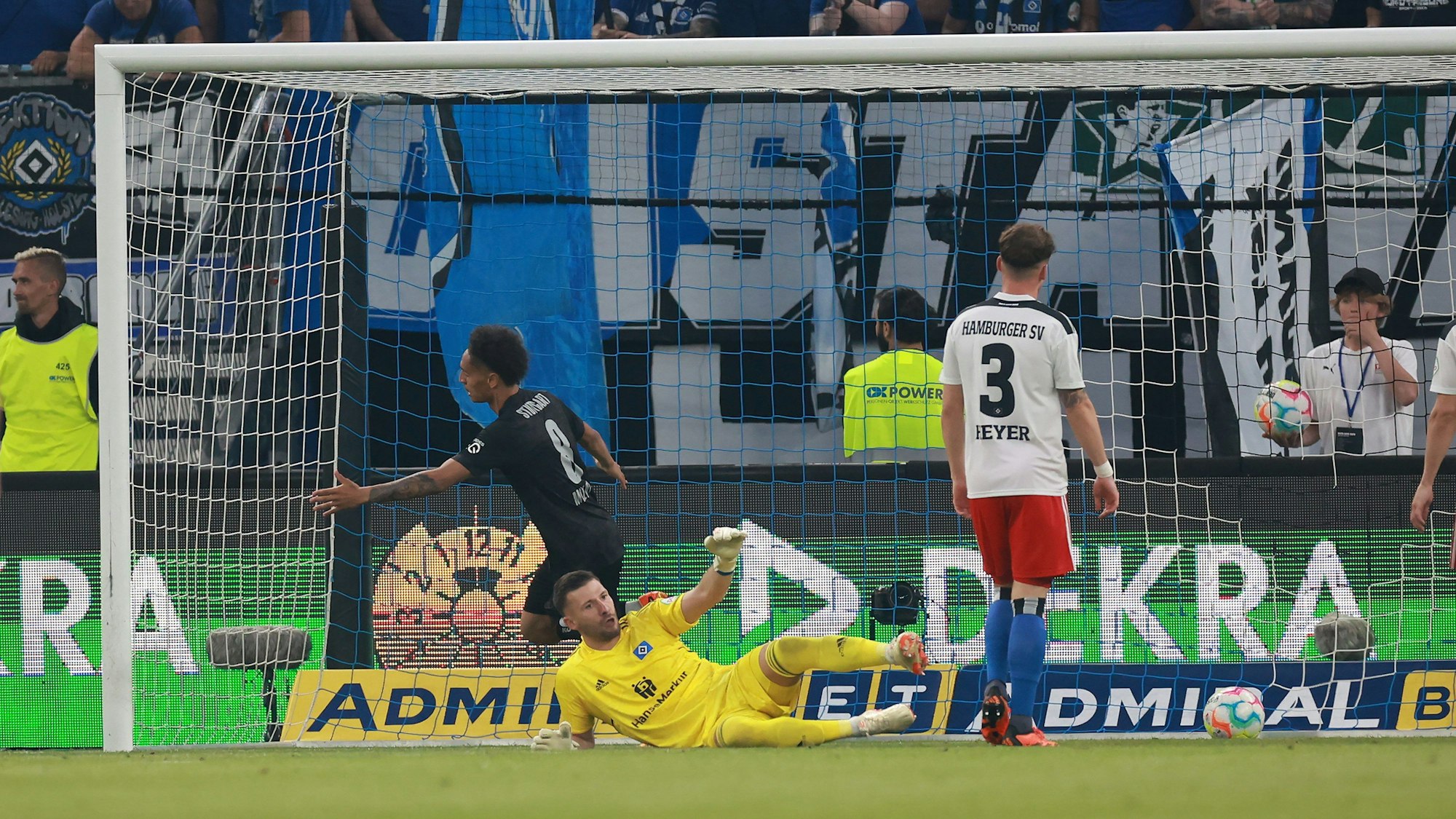 Stuttgarts Enzo Millot schießt das 1:1.