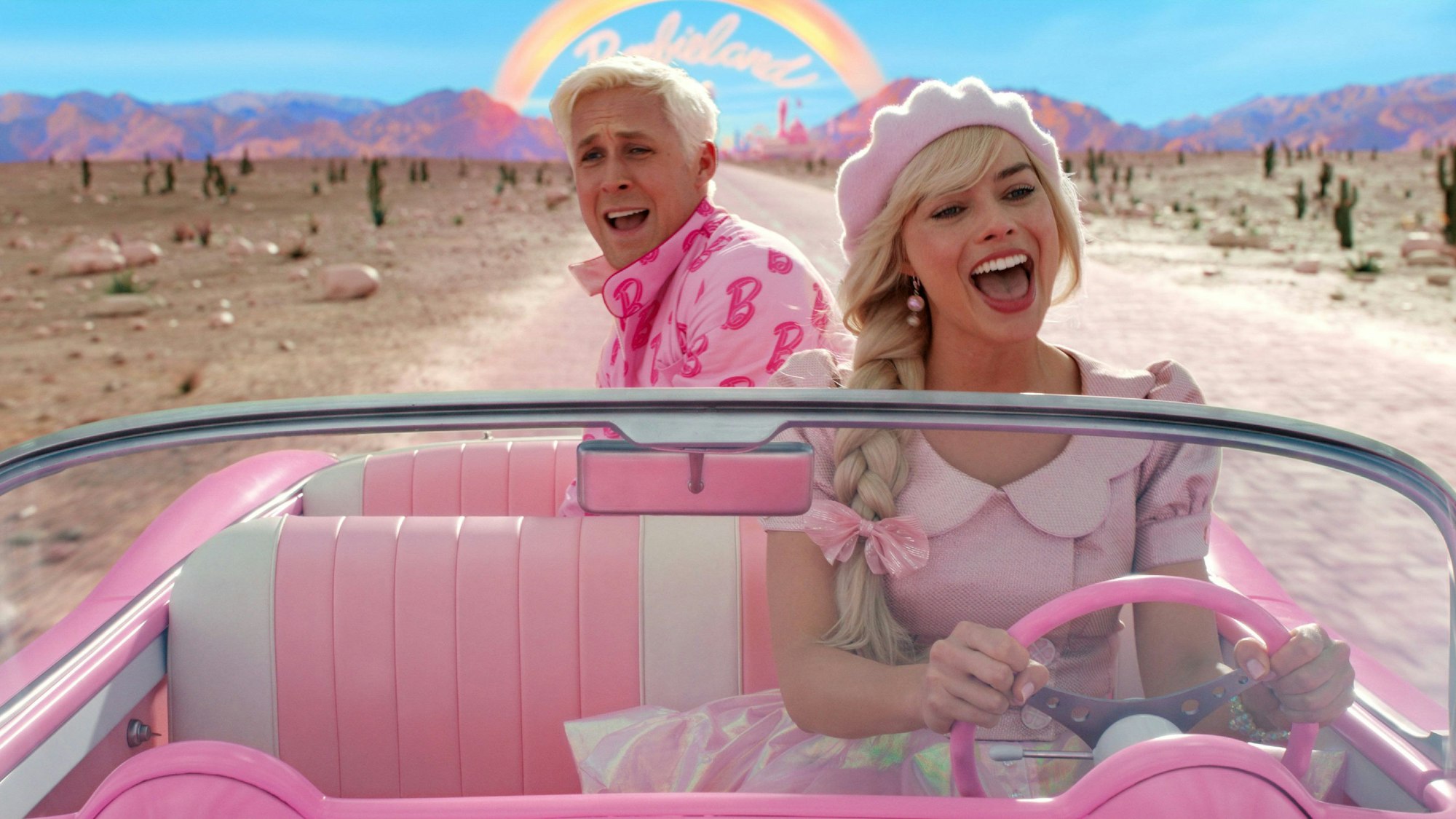 Szene aus dem „Barbie“-Film: Margot Robbie als Barbie und Ryan Gosling als Ken.