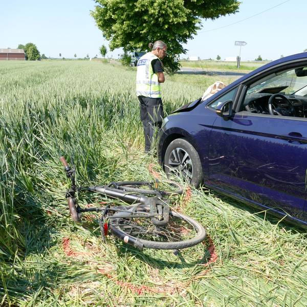Ein Polizist sichert Spuren an einer Unfallstelle.